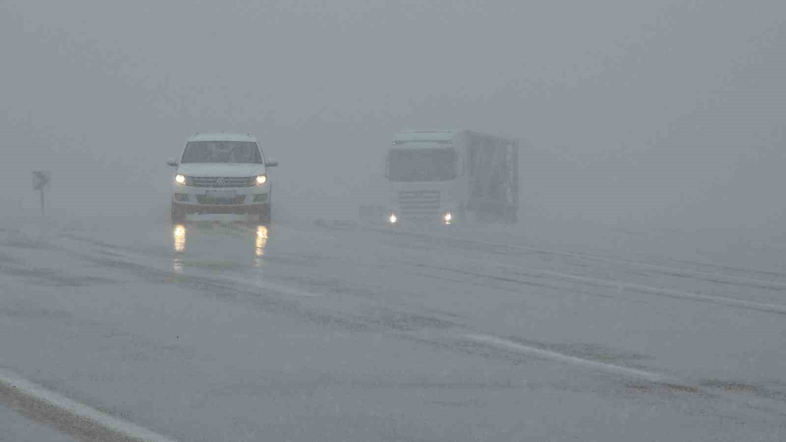 Van’da 50 yerleşim yerinin yolu kapalı
