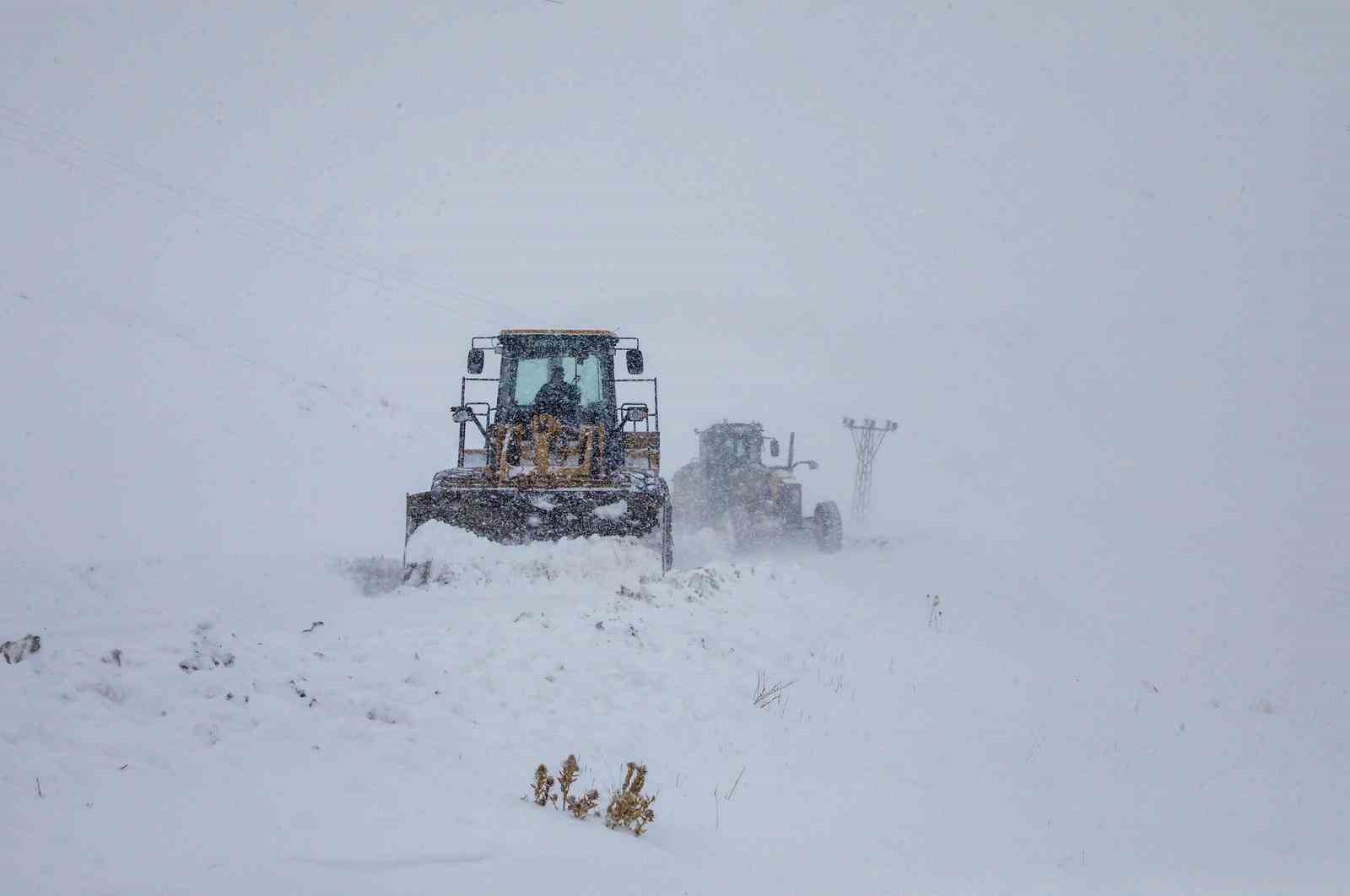 Van’da 671 yerleşim yerinin yolu ulaşıma kapandı
