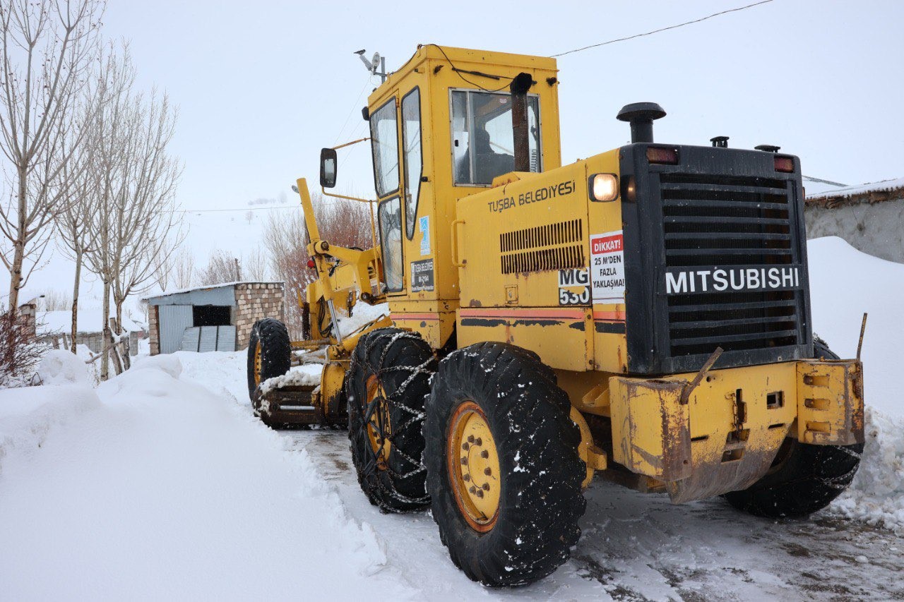 Van’da 76 yerleşim yerinin yolu kapalı
