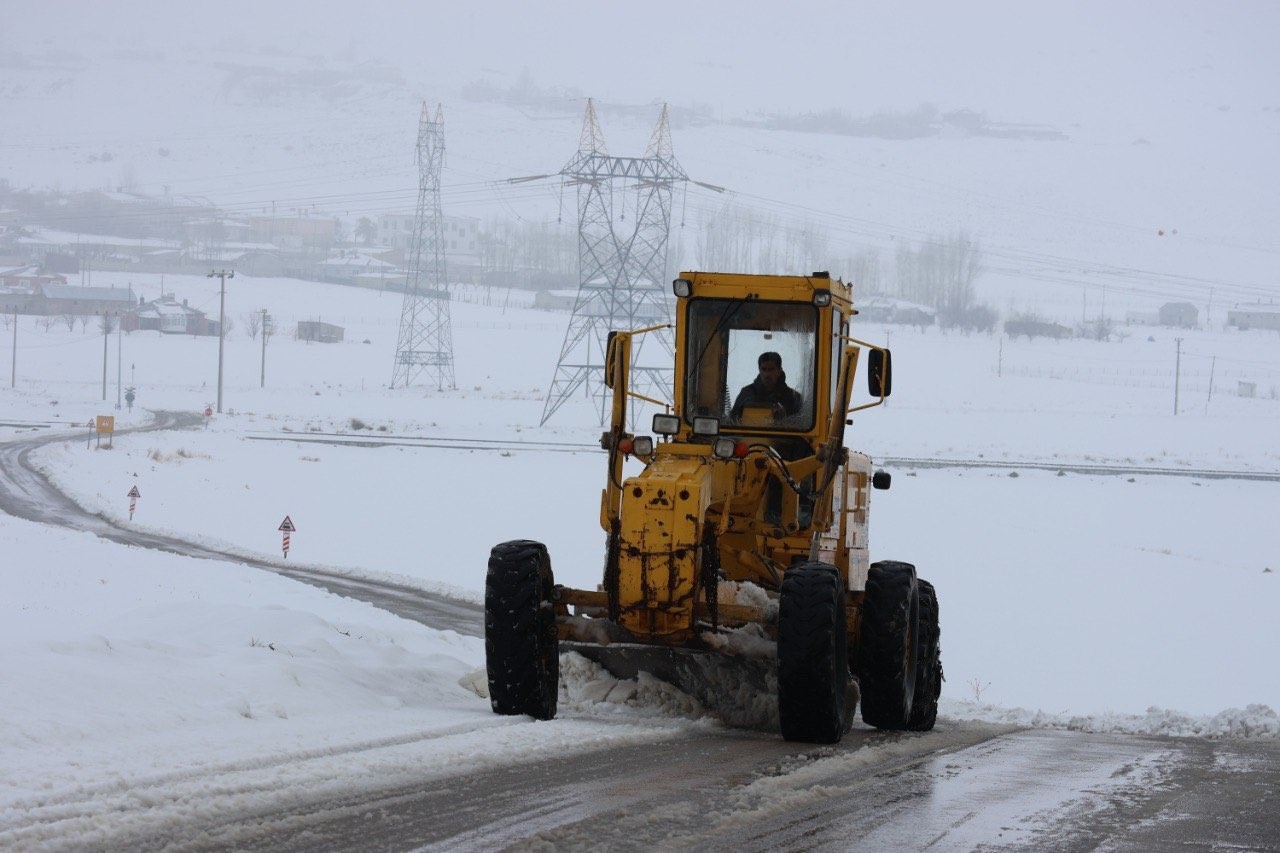 Van’da 76 yerleşim yerinin yolu kapalı
