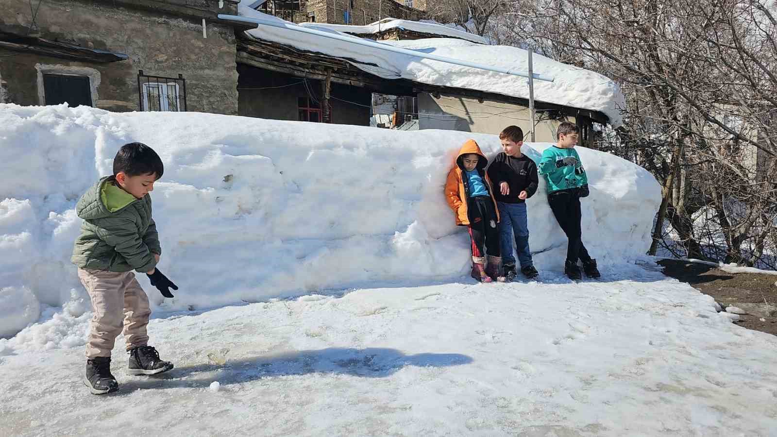 Van’da 76 yerleşim yerinin yolu kapalı
