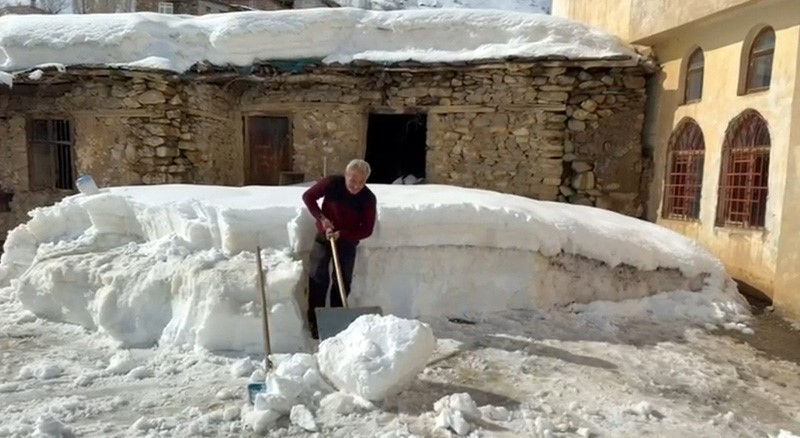 Van’da 76 yerleşim yerinin yolu kapalı
