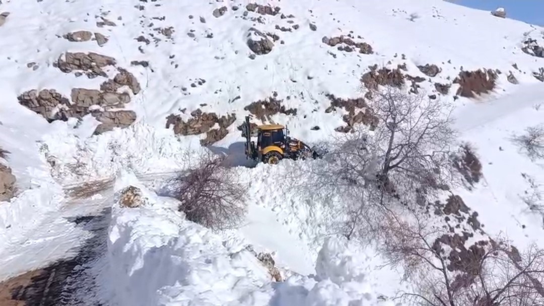 Van’da 78 yerleşim yerinin yolu kapalı
