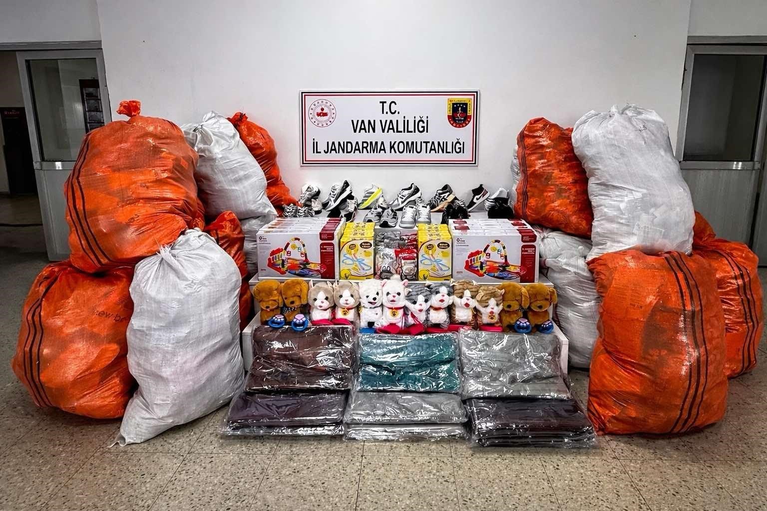 Van’da 9 milyon 903 bin TL değerinde kaçak malzemeler ele geçirildi
Van’da 9 milyon 903 bin TL değerinde kaçak malzemeler ele geçirildi