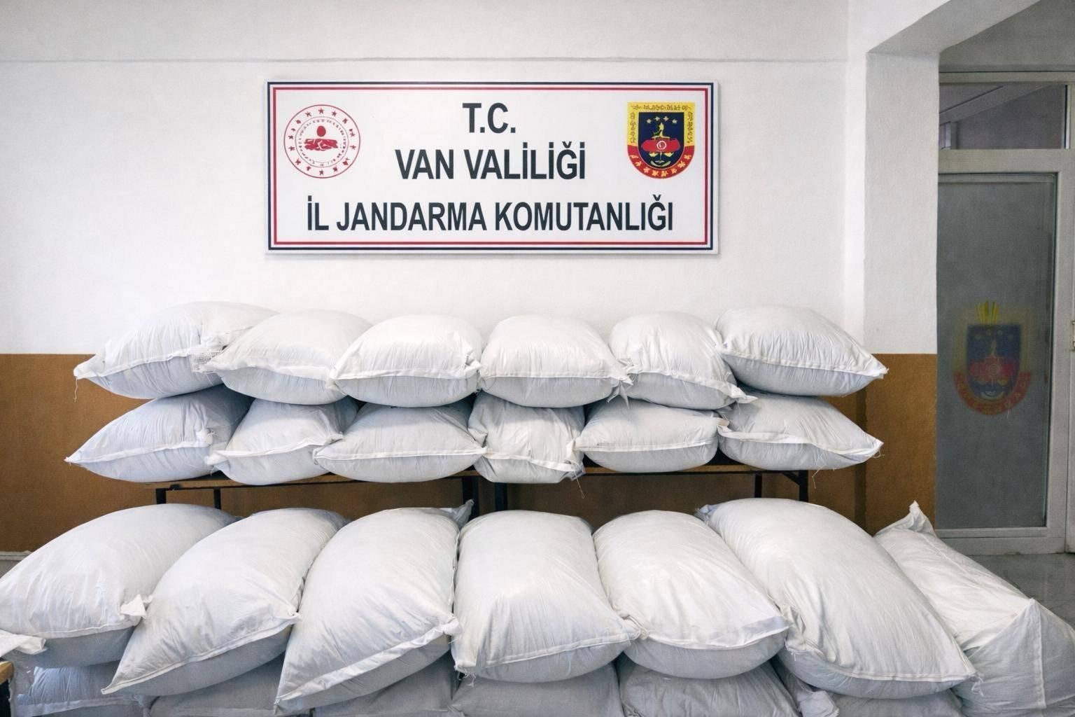 Van’da 9 milyon 903 bin TL değerinde kaçak malzemeler ele geçirildi
Van’da 9 milyon 903 bin TL değerinde kaçak malzemeler ele geçirildi