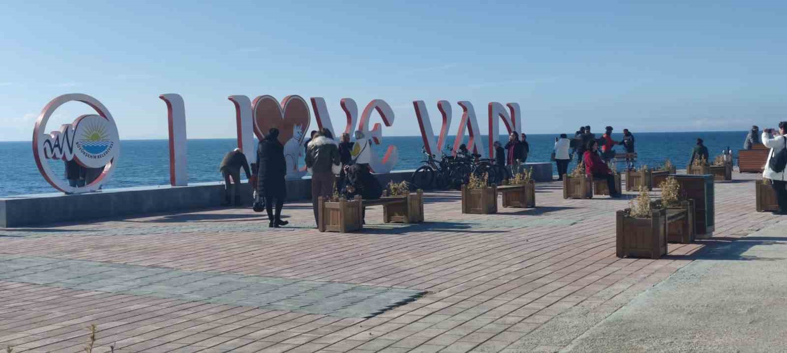 Van’da bahar havası: Vatandaşlar sahile akın etti
