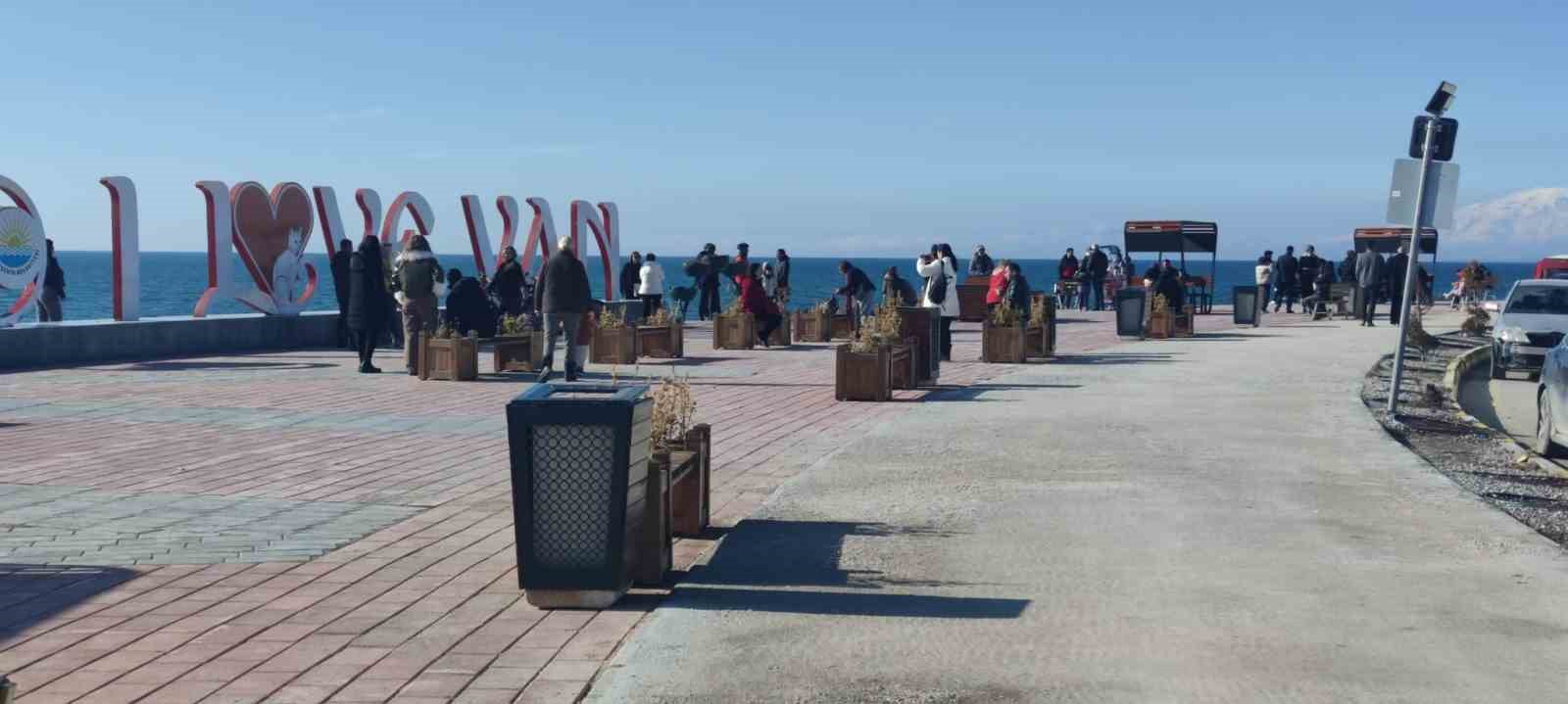 Van’da bahar havası: Vatandaşlar sahile akın etti
