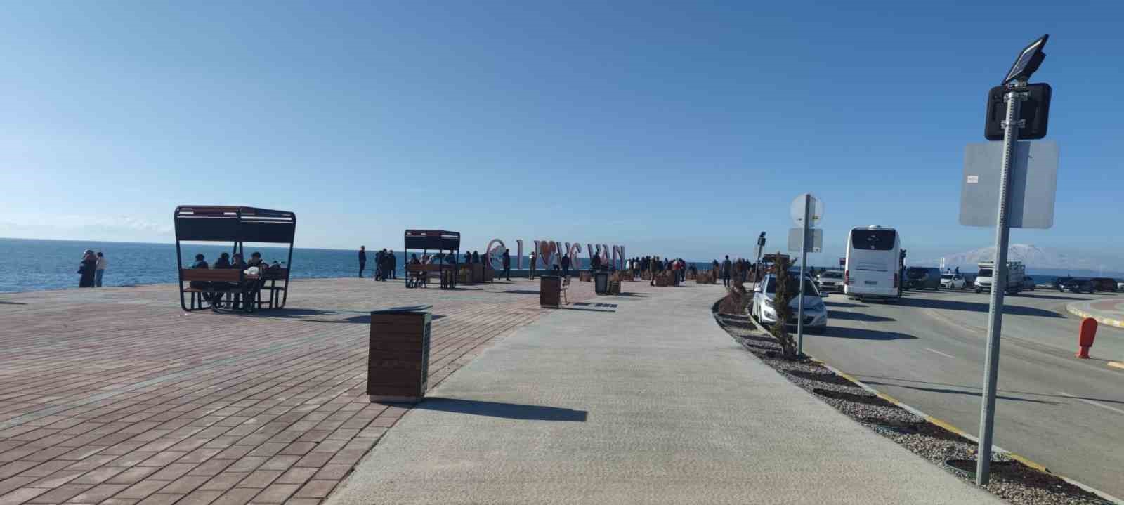 Van’da bahar havası: Vatandaşlar sahile akın etti
