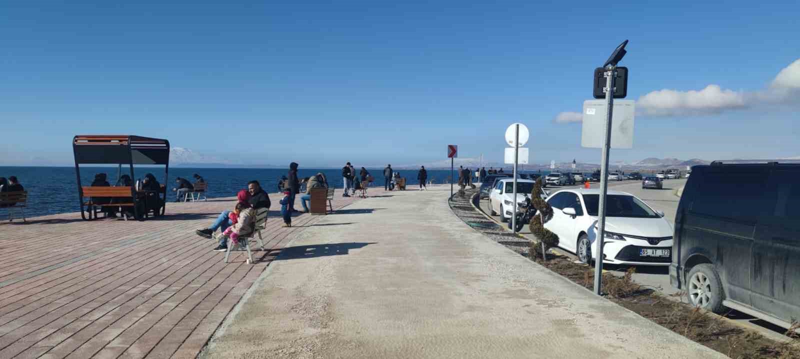 Van’da bahar havası: Vatandaşlar sahile akın etti
