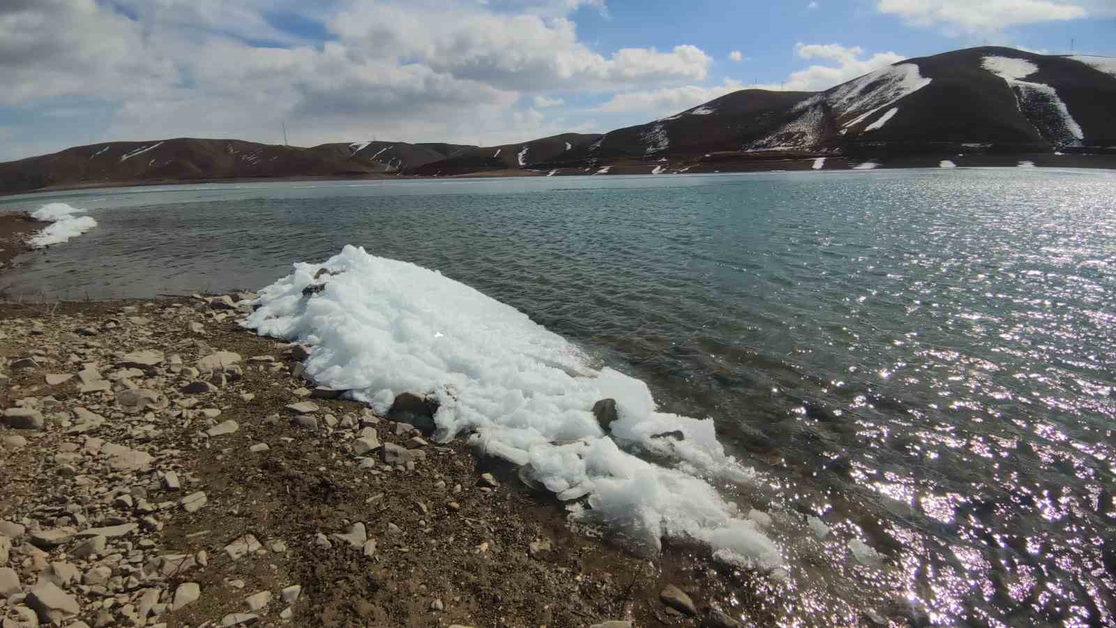 Van’da baraj gölünde donan dalgalar görsel şölen sundu
