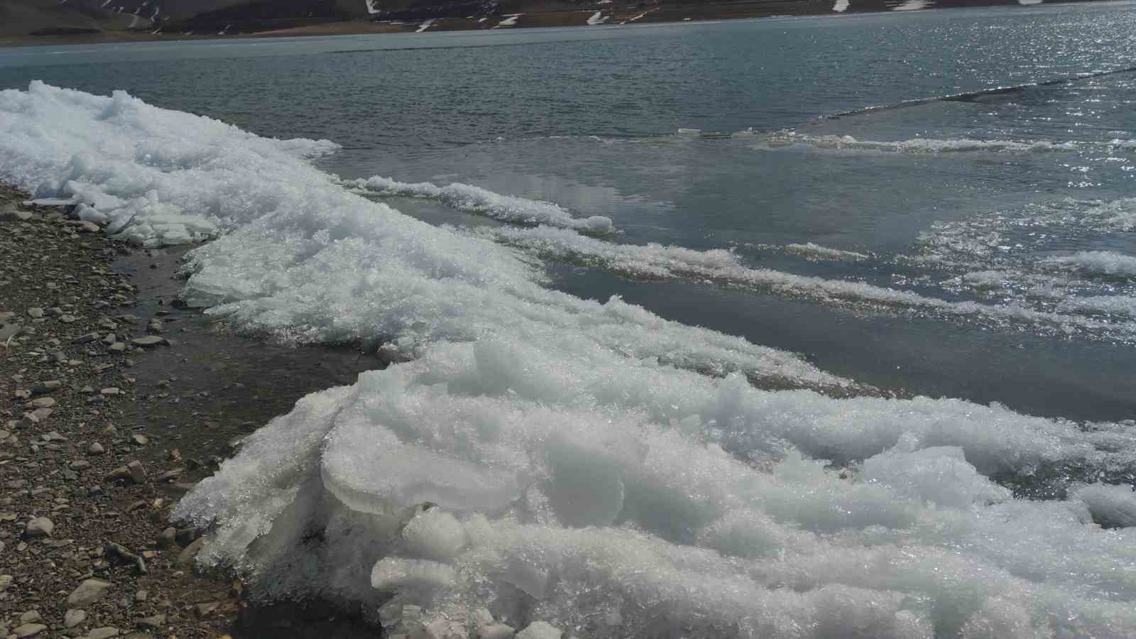 Van’da baraj gölünde donan dalgalar görsel şölen sundu
