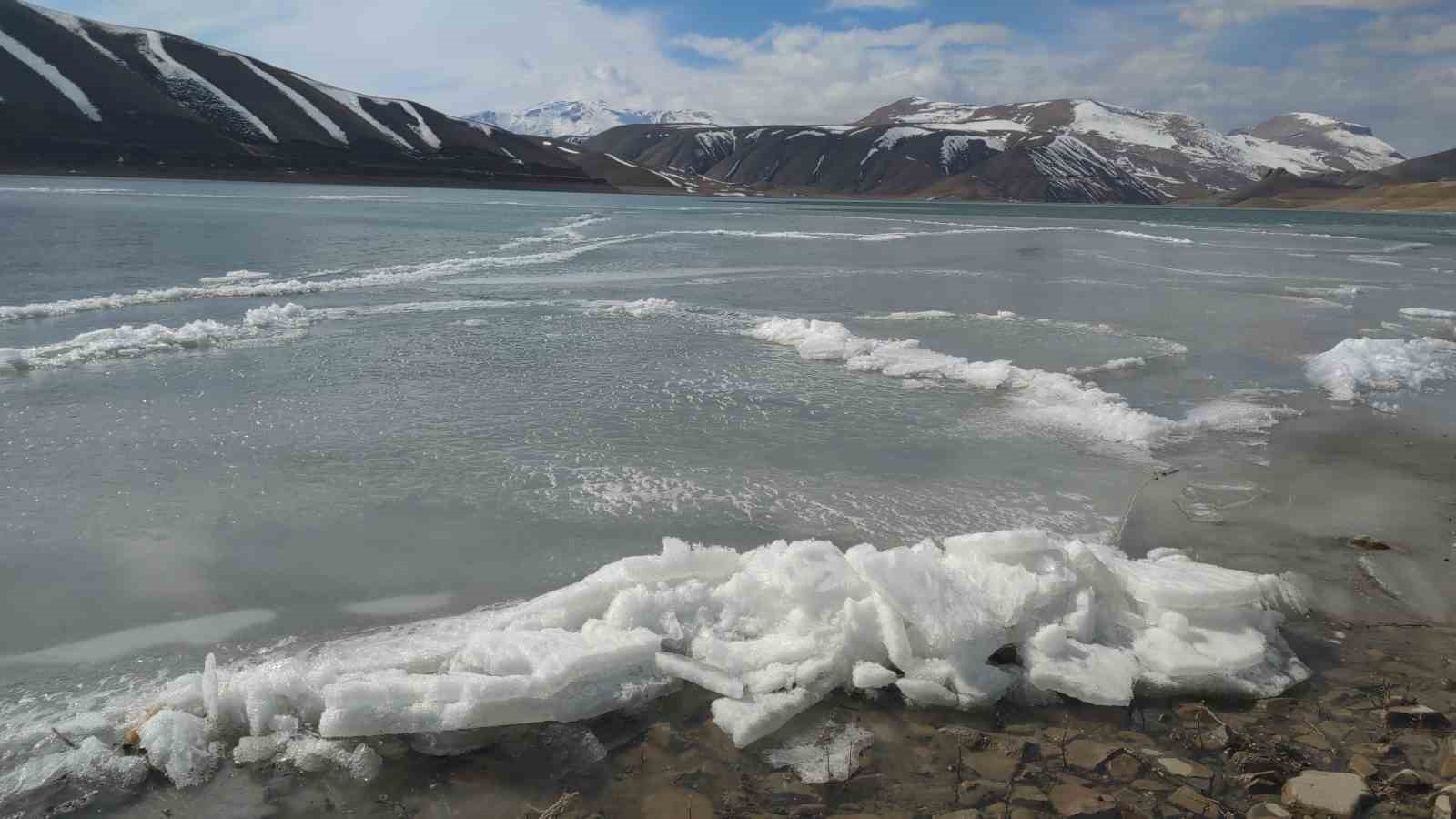 Van’da baraj gölünde donan dalgalar görsel şölen sundu
