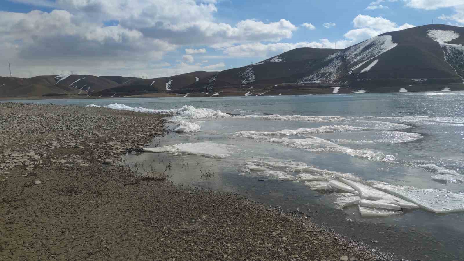 Van’da baraj gölünde donan dalgalar görsel şölen sundu
