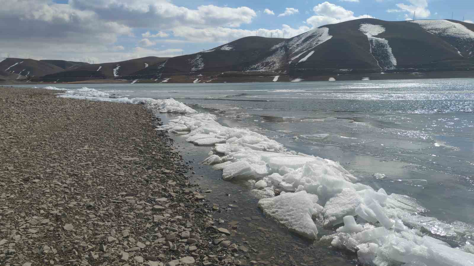 Van’da baraj gölünde donan dalgalar görsel şölen sundu
