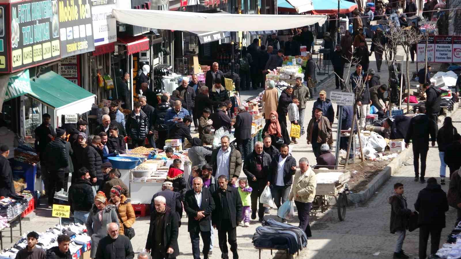 Van’da bayram telaşı: Caddeler doldu taştı

