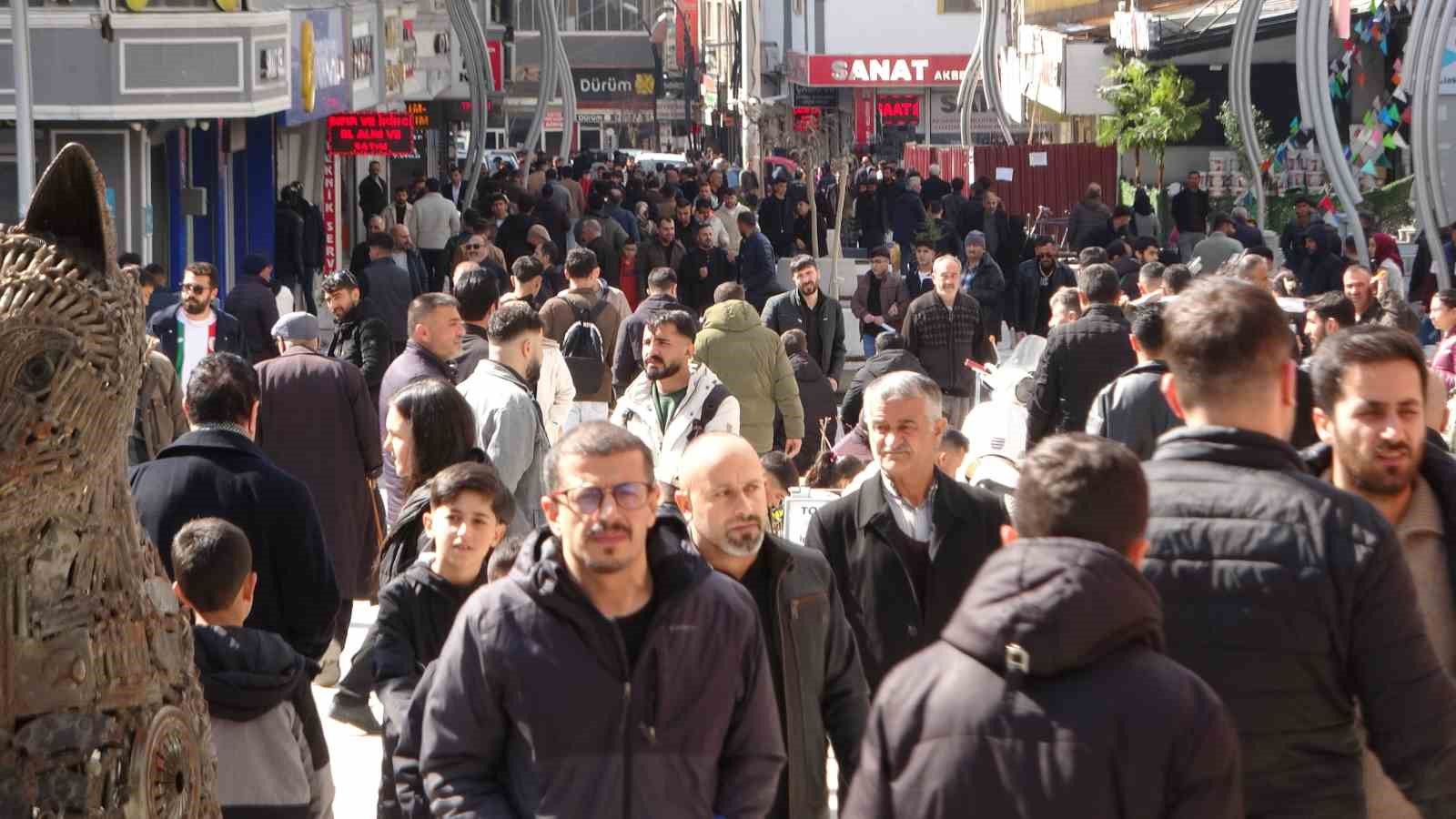 Van’da bayram telaşı: Caddeler doldu taştı
