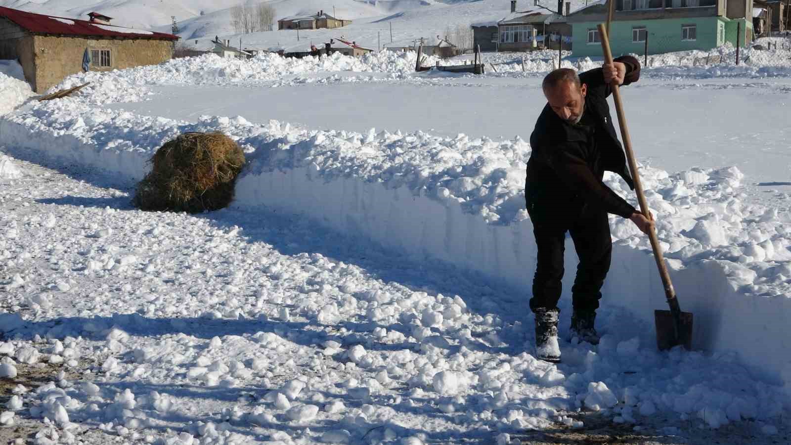 Van’da besicilerin zorlu kış mesaisi
