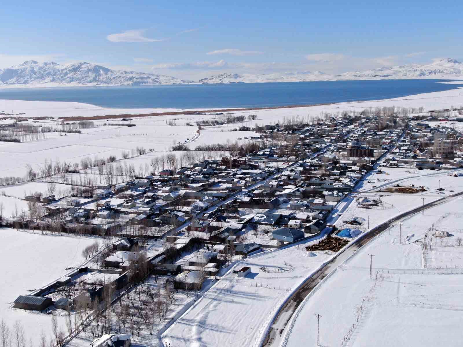 Van’da beyaz esaret görsel şölene dönüştü: Yerleşim yerleri beyaz gelinliğini giydi
