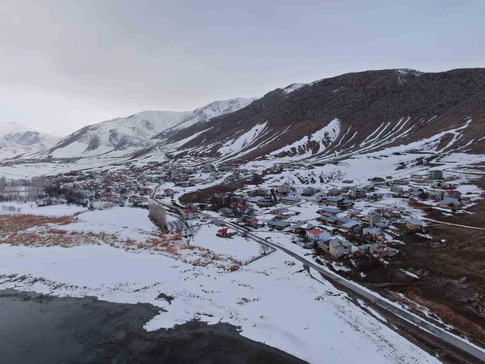 Van’da beyaz esaret görsel şölene dönüştü: Yerleşim yerleri beyaz gelinliğini giydi
