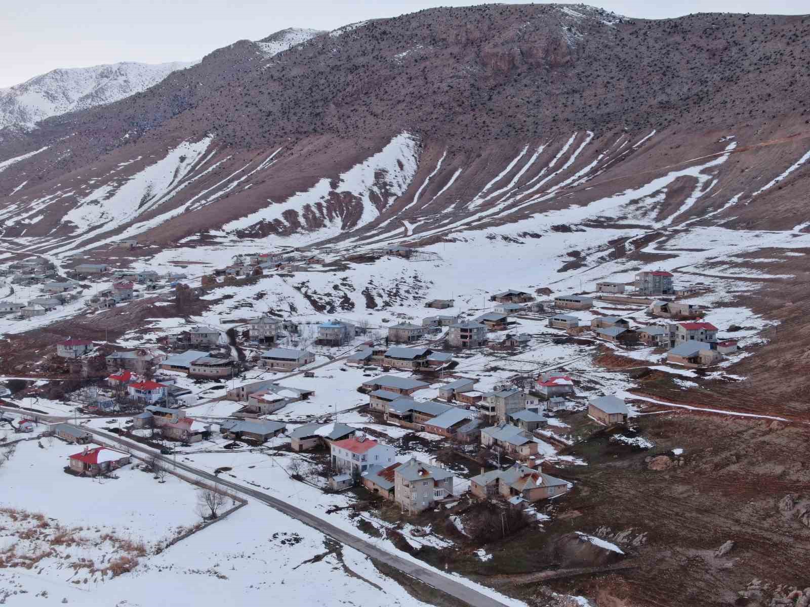 Van’da beyaz esaret görsel şölene dönüştü: Yerleşim yerleri beyaz gelinliğini giydi

