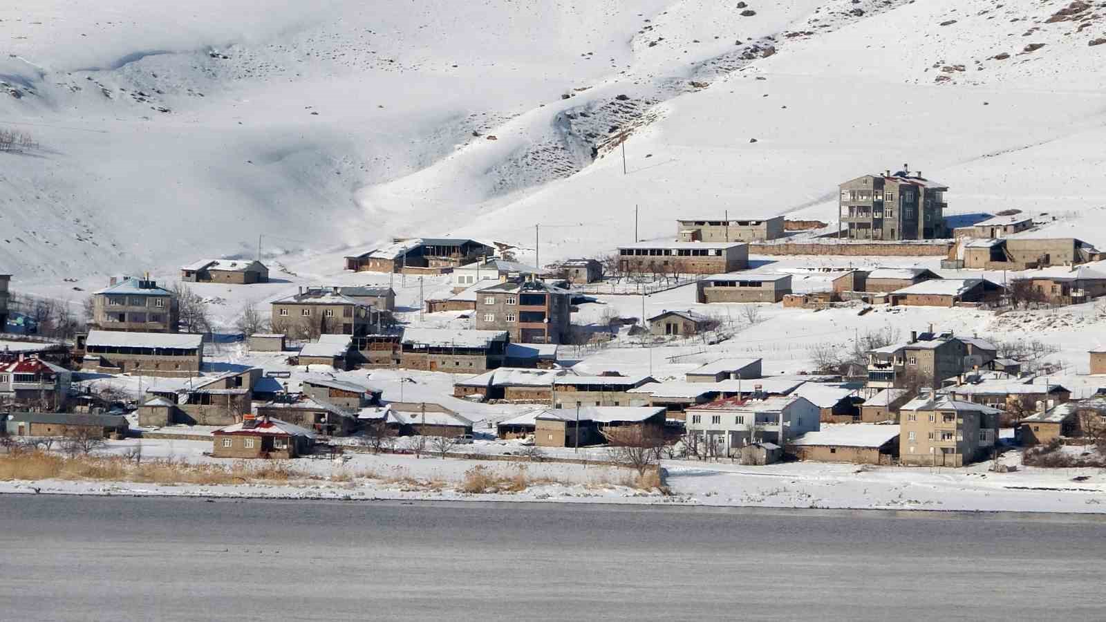 Van’da beyaz esaret görsel şölene dönüştü: Yerleşim yerleri beyaz gelinliğini giydi
