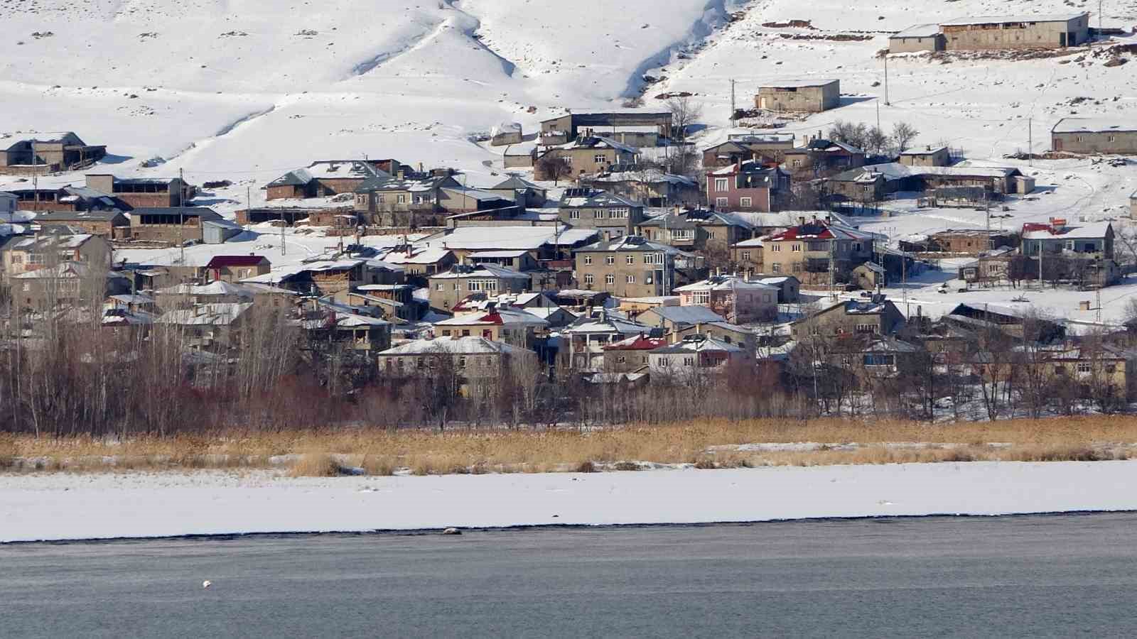 Van’da beyaz esaret görsel şölene dönüştü: Yerleşim yerleri beyaz gelinliğini giydi

