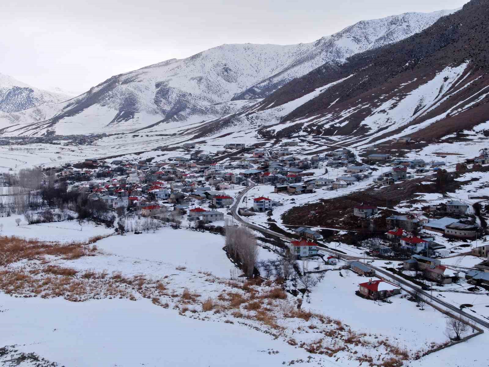 Van’da beyaz esaret görsel şölene dönüştü: Yerleşim yerleri beyaz gelinliğini giydi
