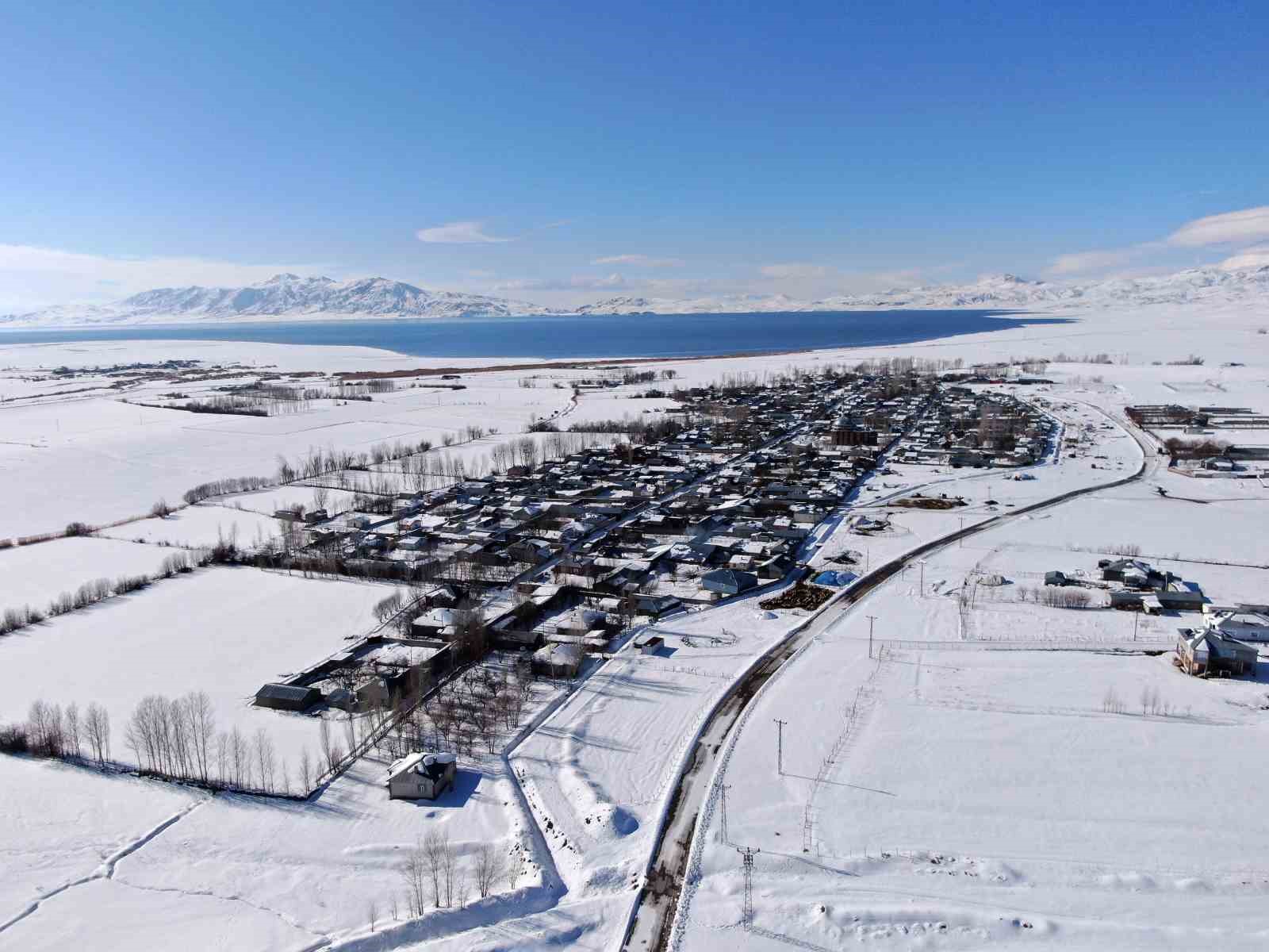 Van’da beyaz esaret görsel şölene dönüştü: Yerleşim yerleri beyaz gelinliğini giydi
