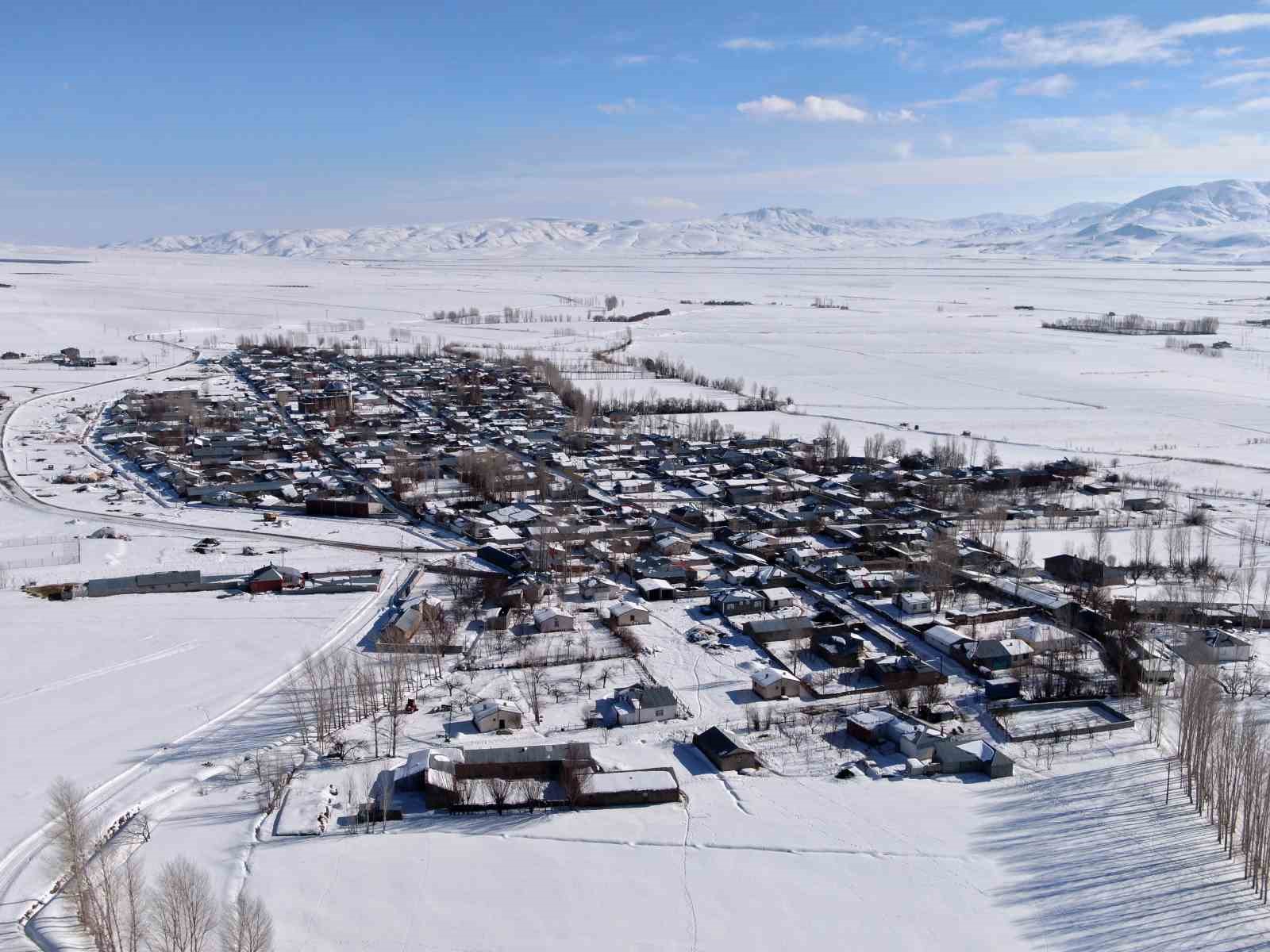 Van’da beyaz esaret görsel şölene dönüştü: Yerleşim yerleri beyaz gelinliğini giydi
