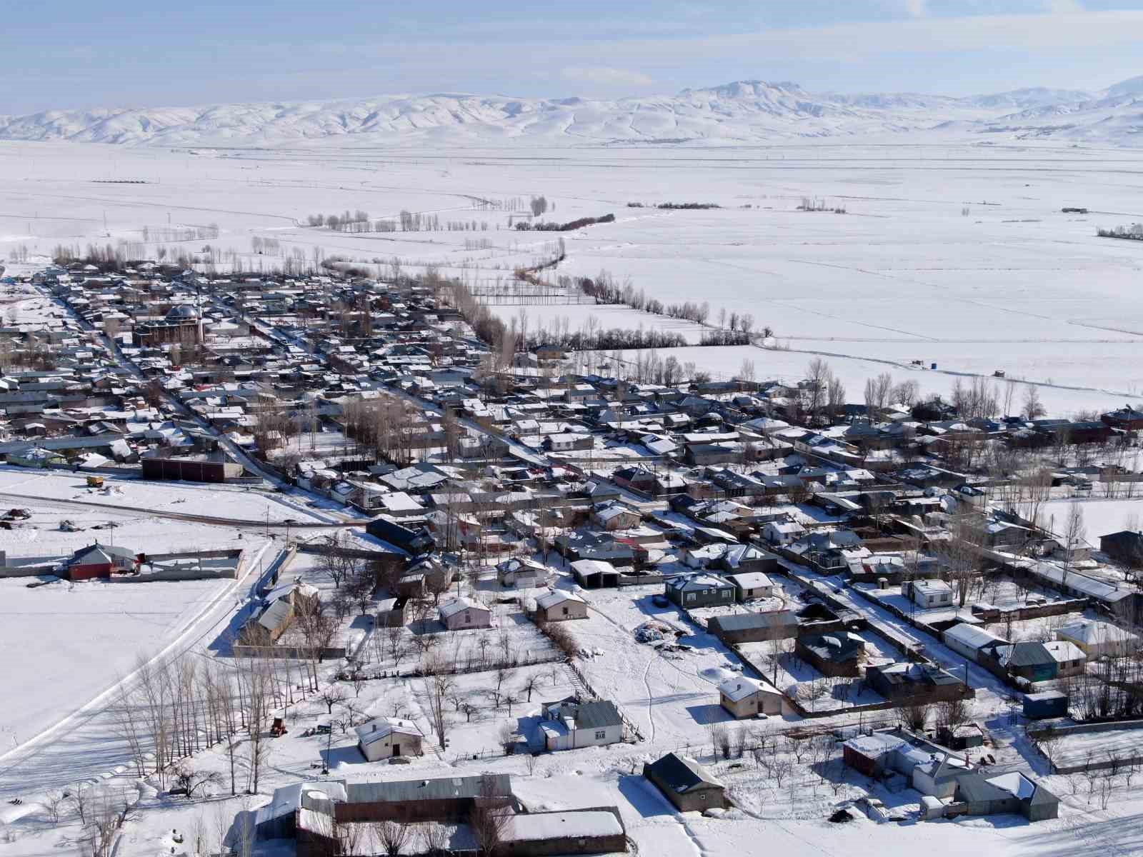 Van’da beyaz esaret görsel şölene dönüştü: Yerleşim yerleri beyaz gelinliğini giydi
