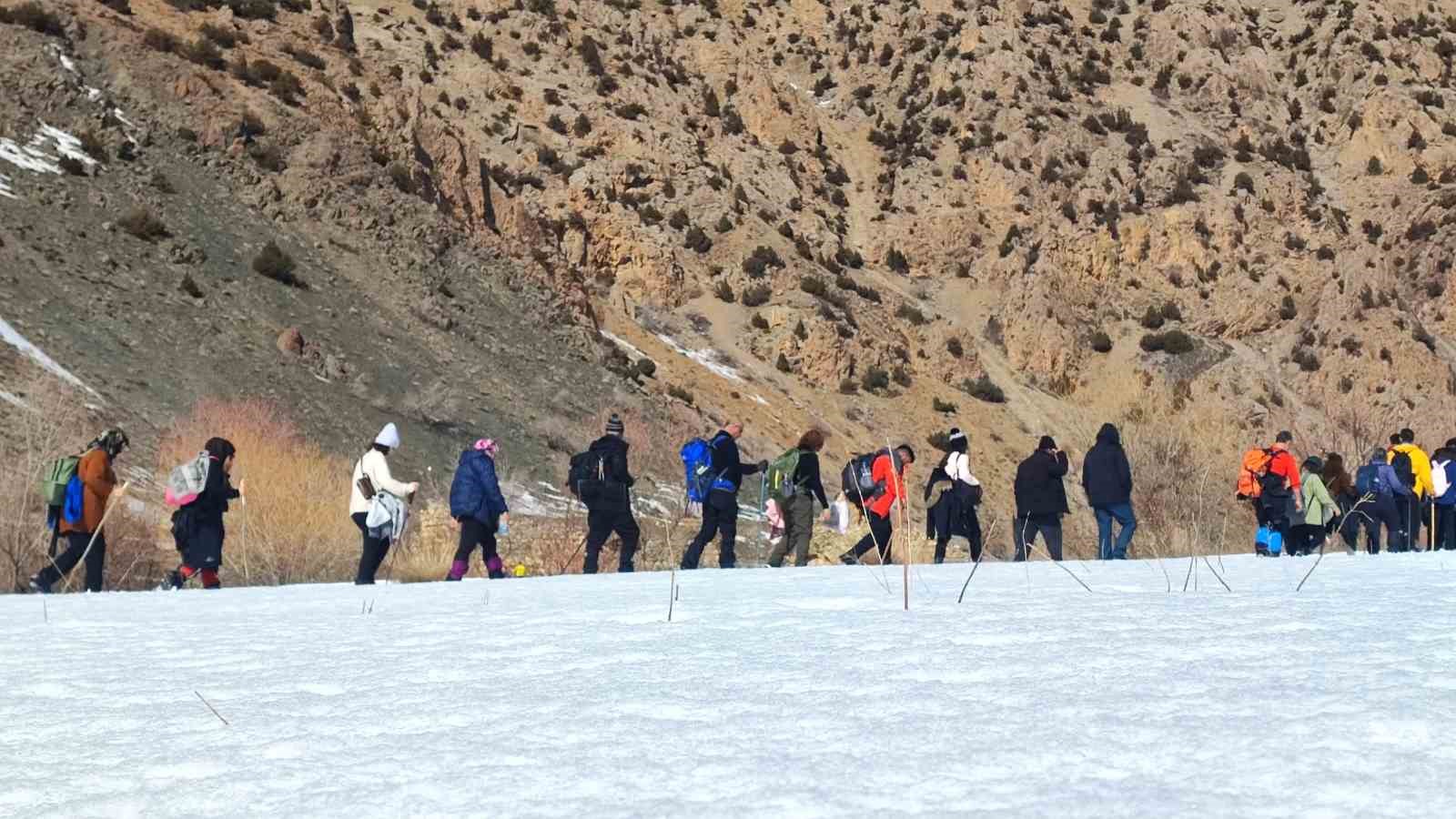Van’da beyaz örtü altında tarihe yolculuk: Der Meryem Manastırı ziyaret edildi
