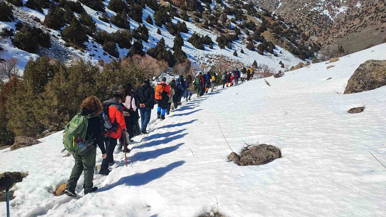 Van’da beyaz örtü altında tarihe yolculuk: Der Meryem Manastırı ziyaret edildi
