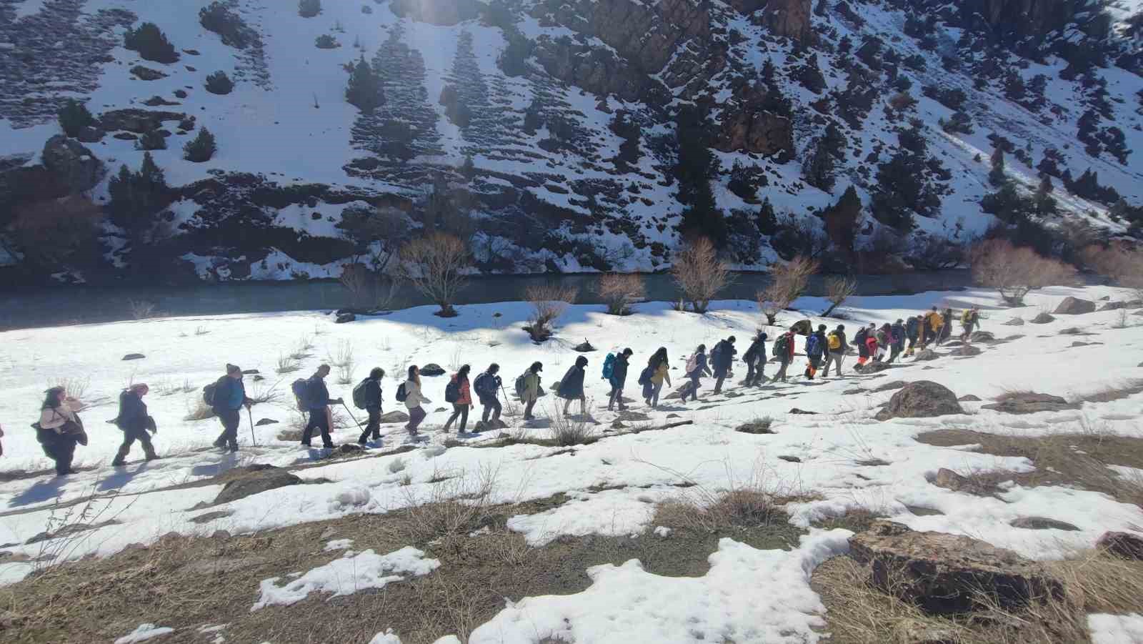 Van’da beyaz örtü altında tarihe yolculuk: Der Meryem Manastırı ziyaret edildi
