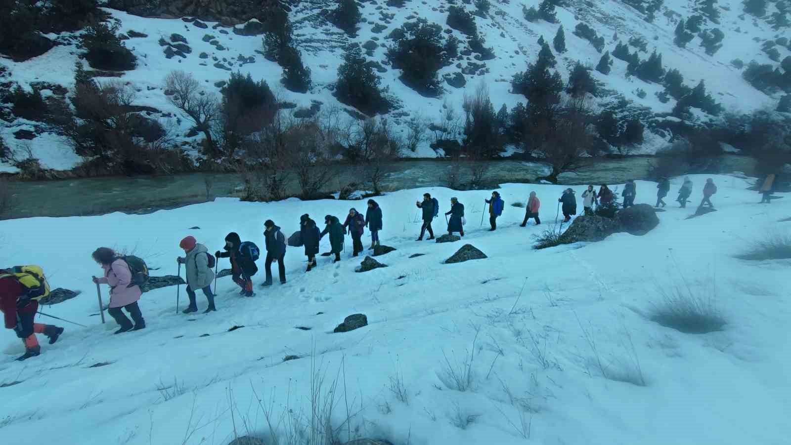 Van’da beyaz örtü altında tarihe yolculuk: Der Meryem Manastırı ziyaret edildi
