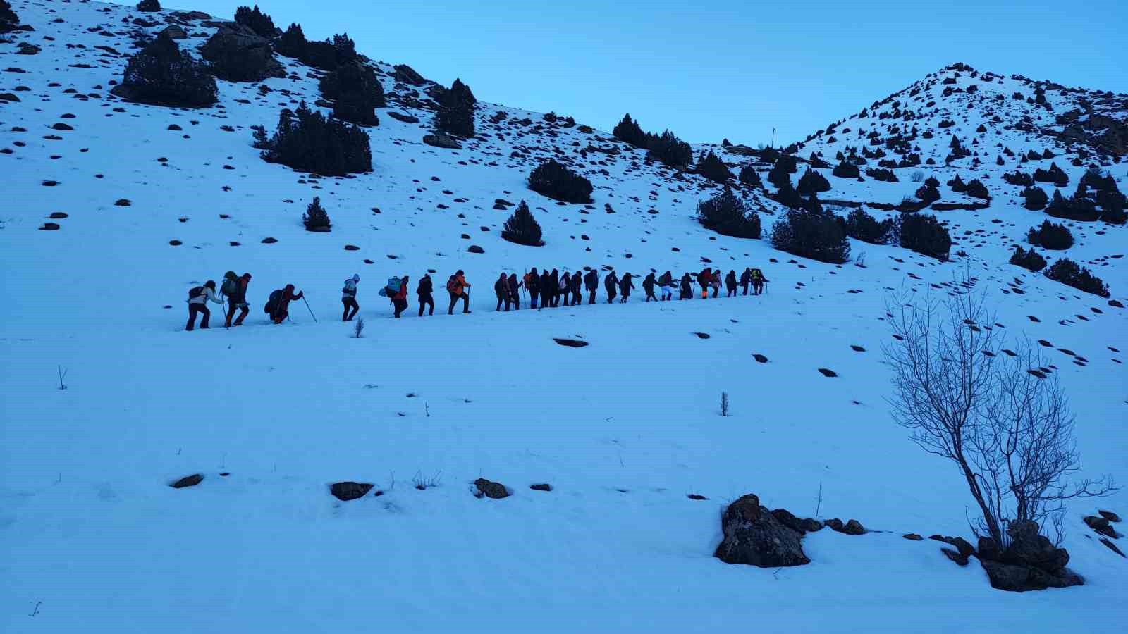 Van’da beyaz örtü altında tarihe yolculuk: Der Meryem Manastırı ziyaret edildi

