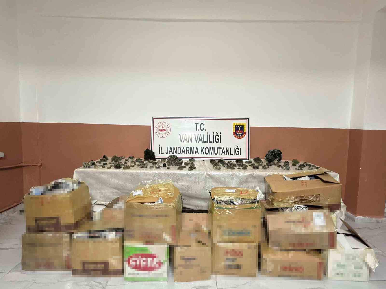 Van’da bin 410 adet epidotlu kuvars taşı ele geçirildi
