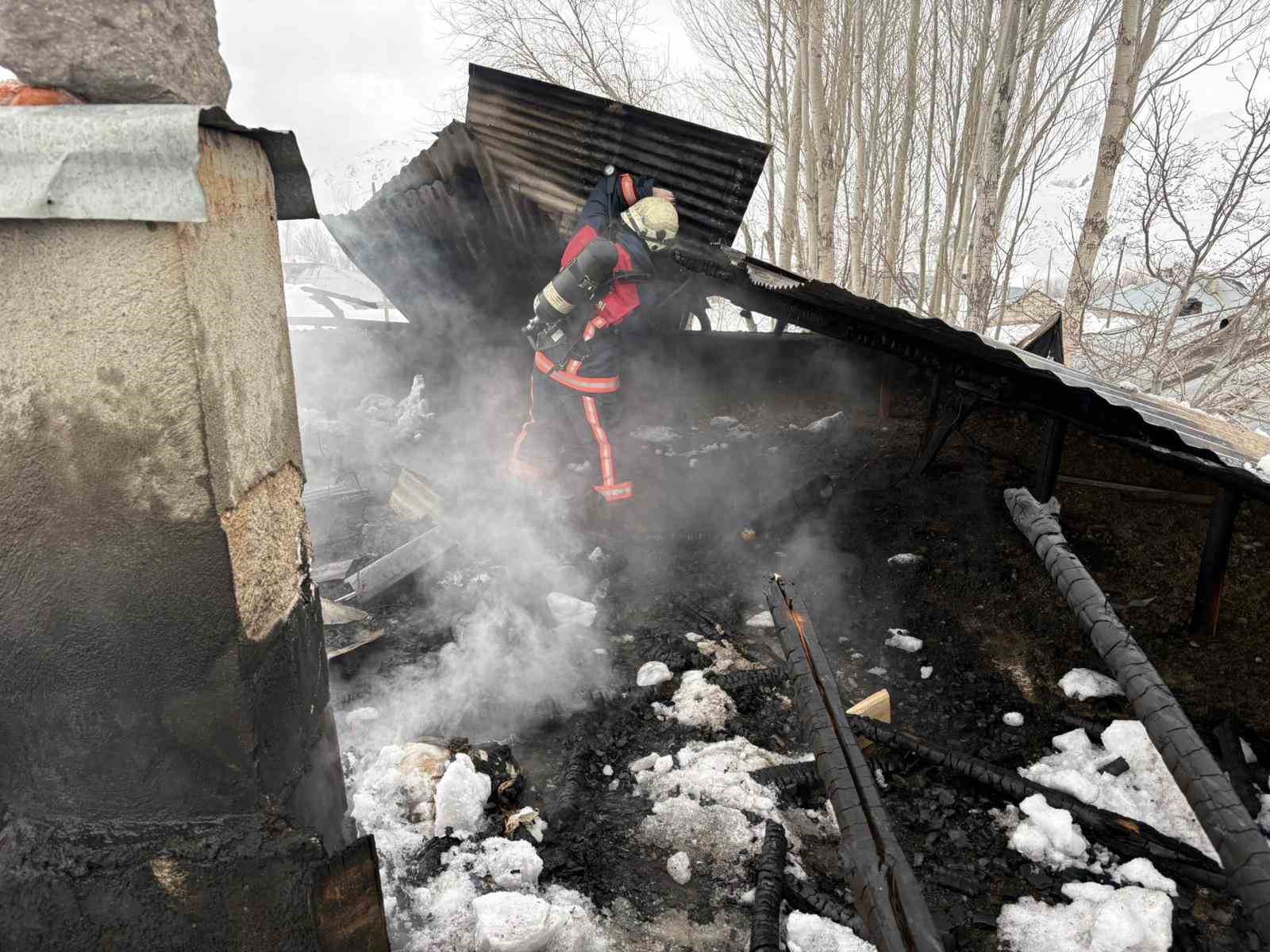 Van’da çatı yangını
