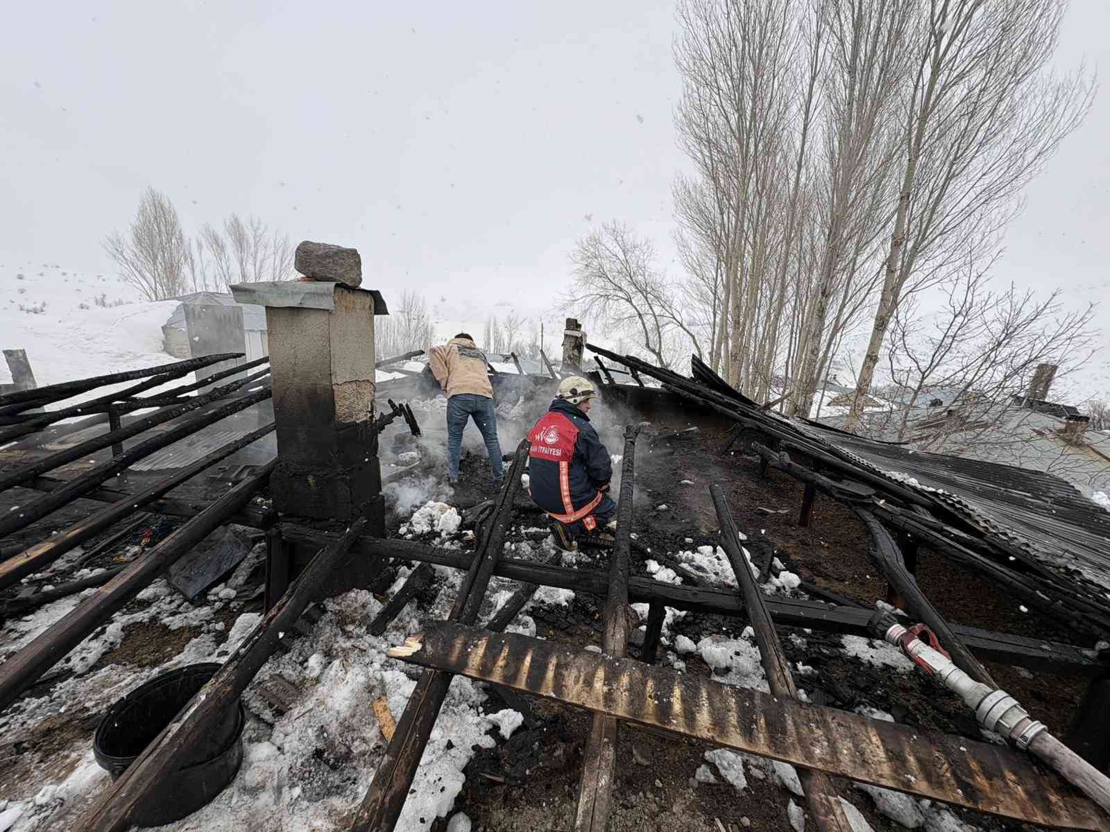 Van’da çatı yangını
