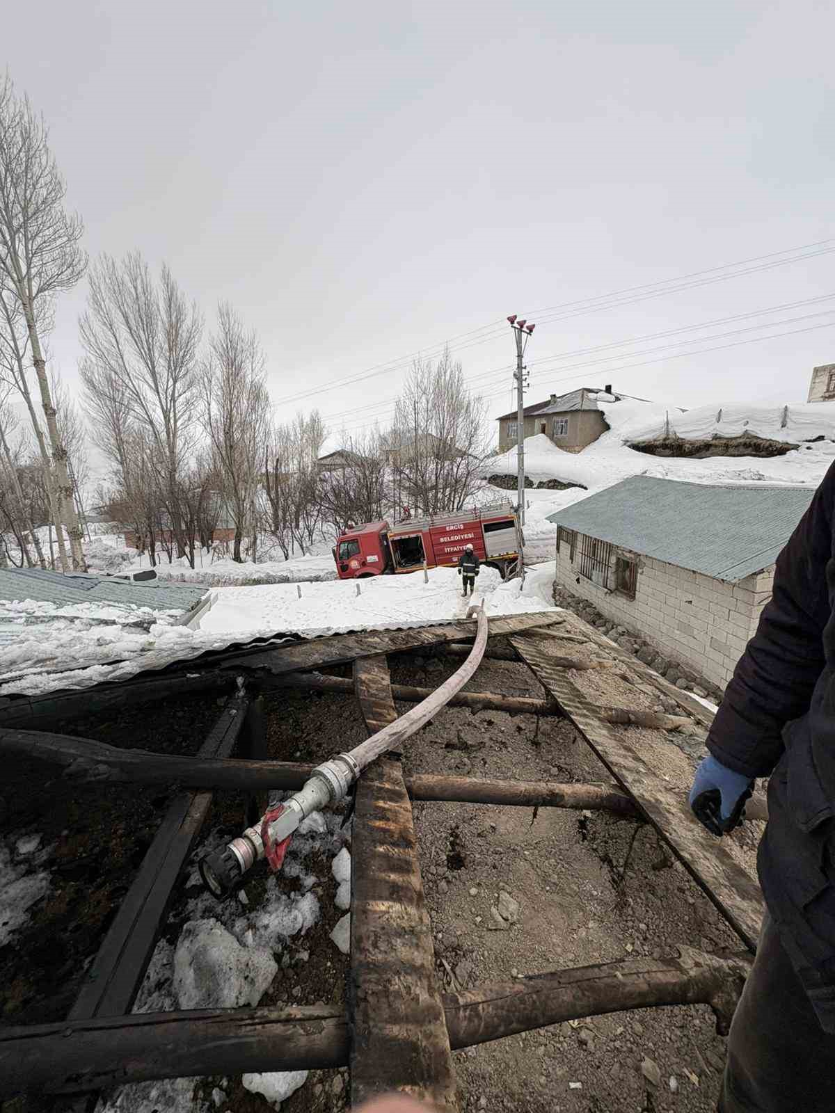 Van’da çatı yangını
