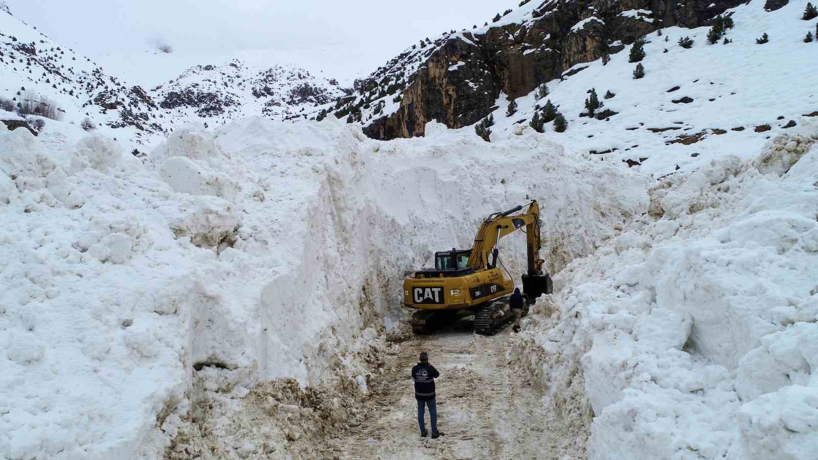 Van’da çığ düşen yol ulaşıma açıldı
