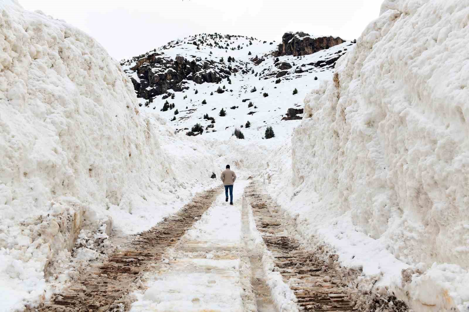 Van’da çığ düşen yol ulaşıma açıldı

