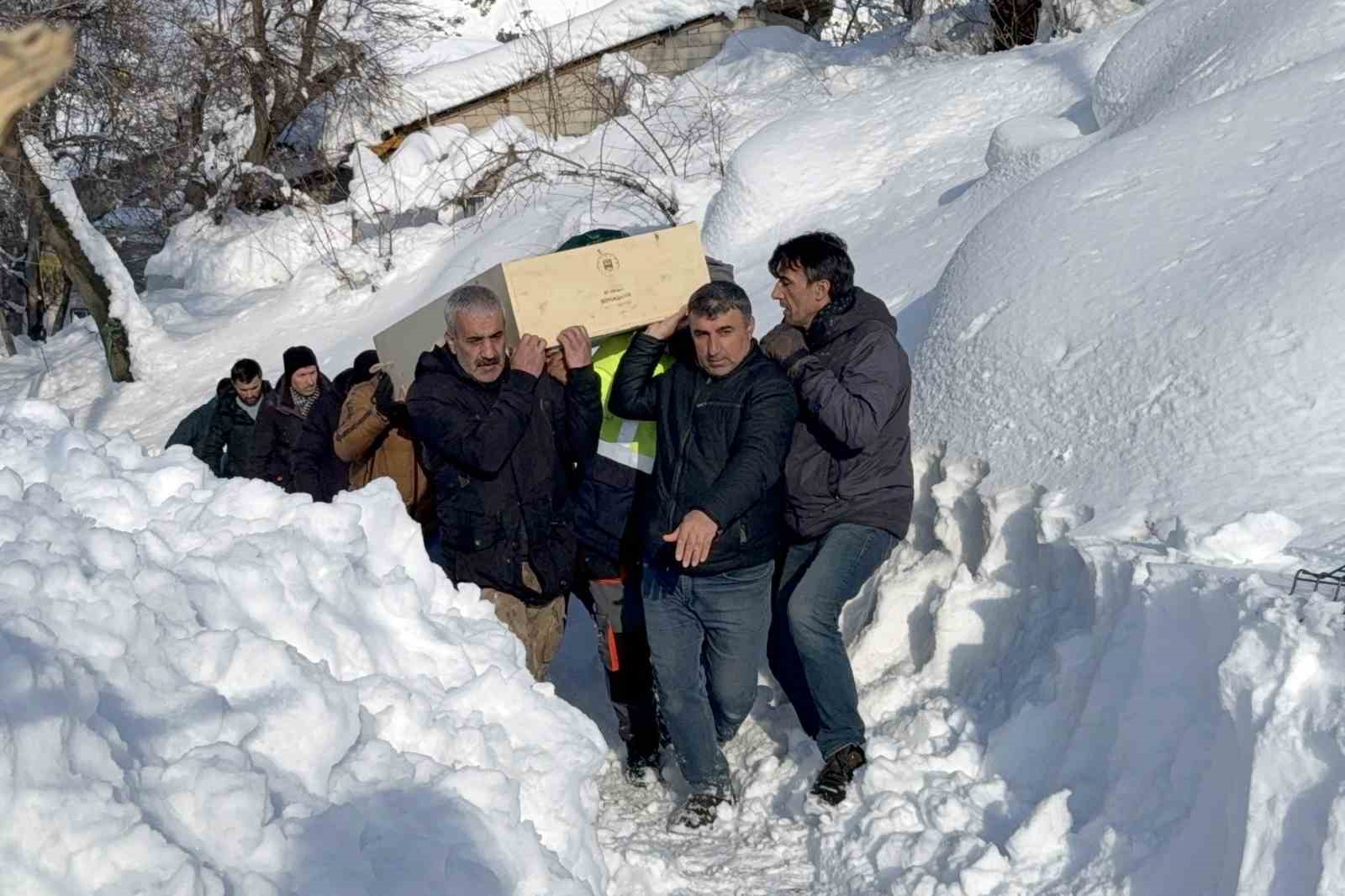 Van’da çığ felaketinde hayatını kaybeden kadın son yolculuğuna uğurlandı
