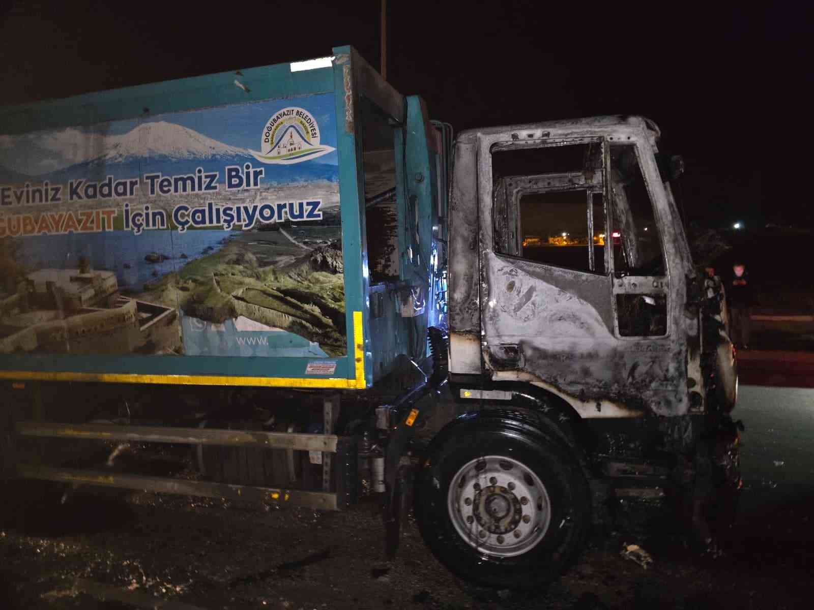 Van’da çöp kamyonu alev alev yandı
