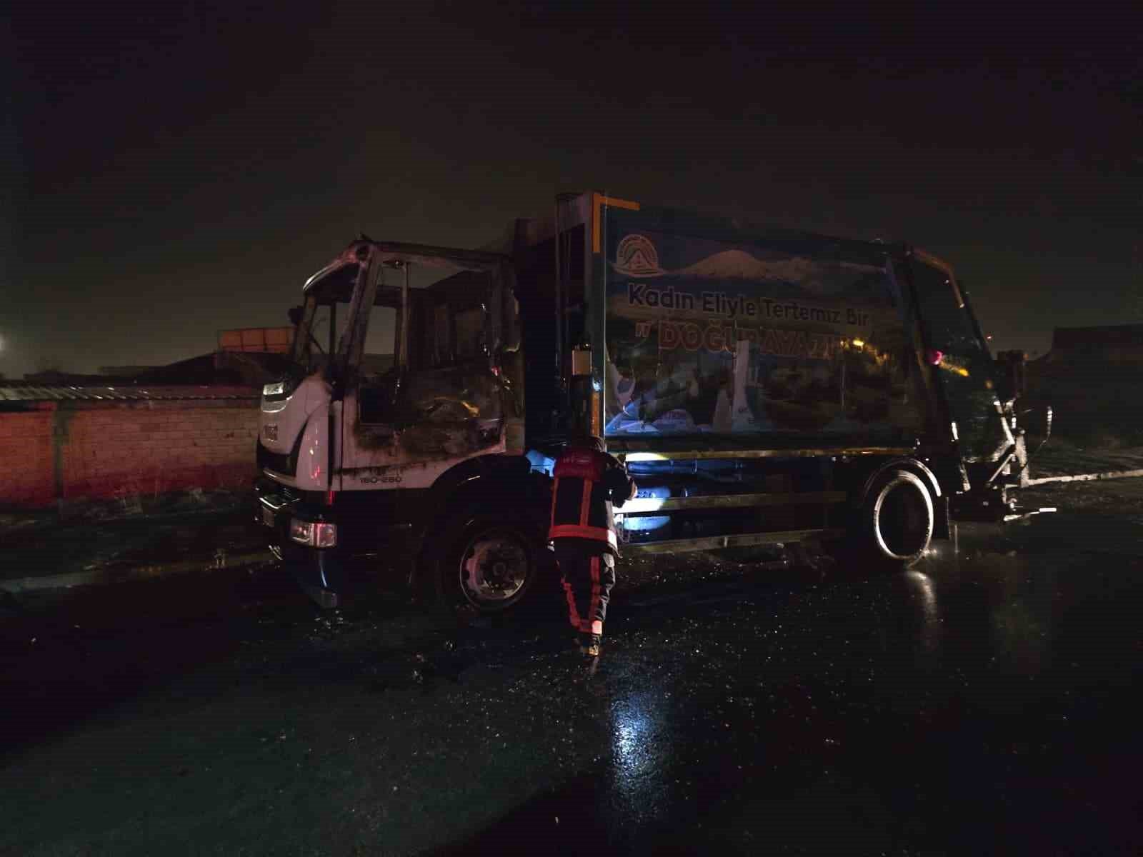 Van’da çöp kamyonu alev alev yandı
