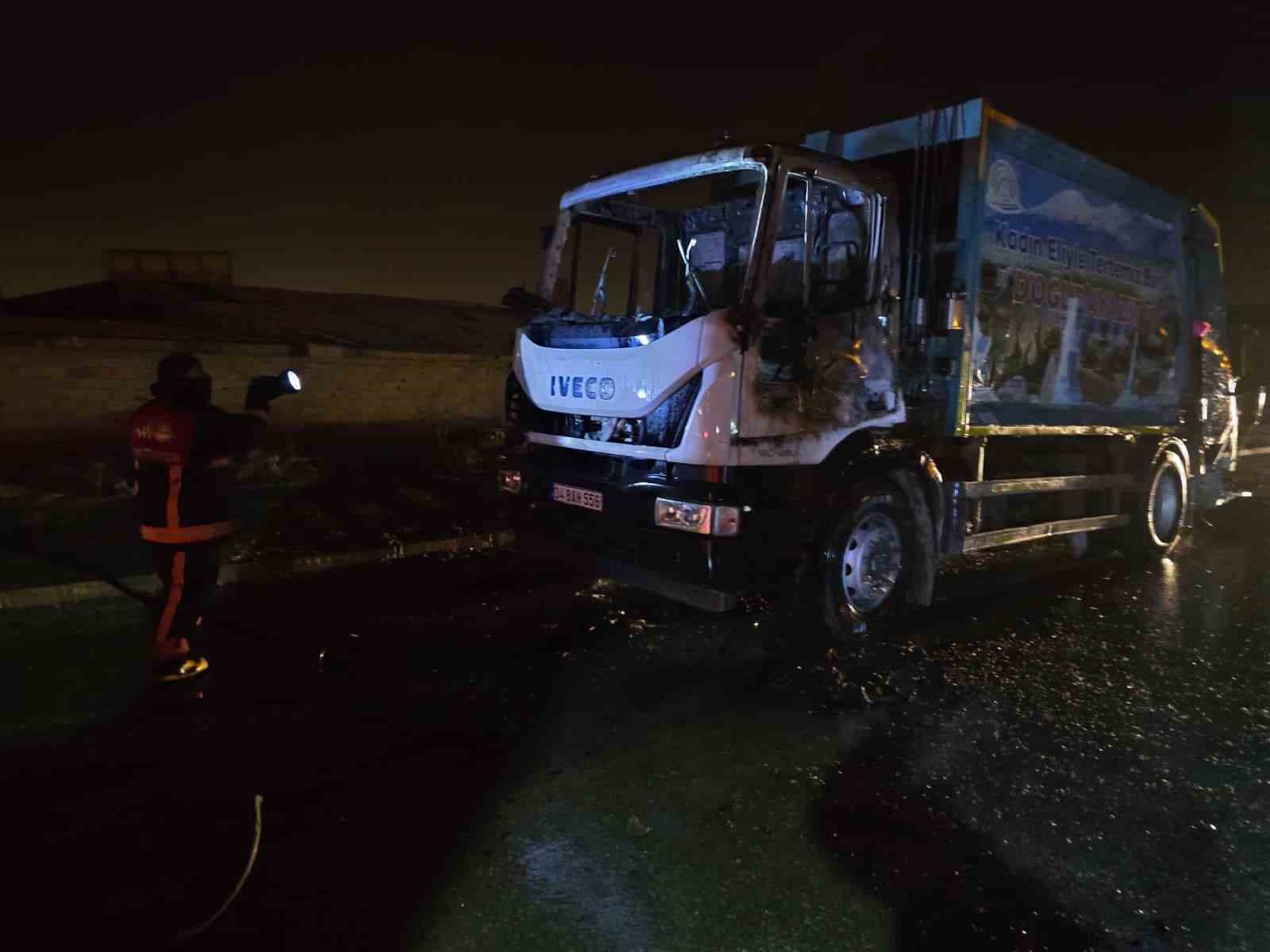 Van’da çöp kamyonu alev alev yandı
