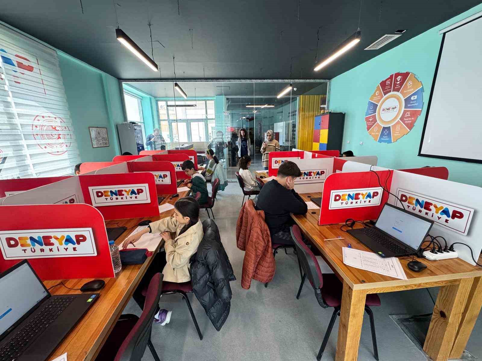 Van’da Deneyap e-sınav heyecanı
Van’da Deneyap e-sınav heyecanı