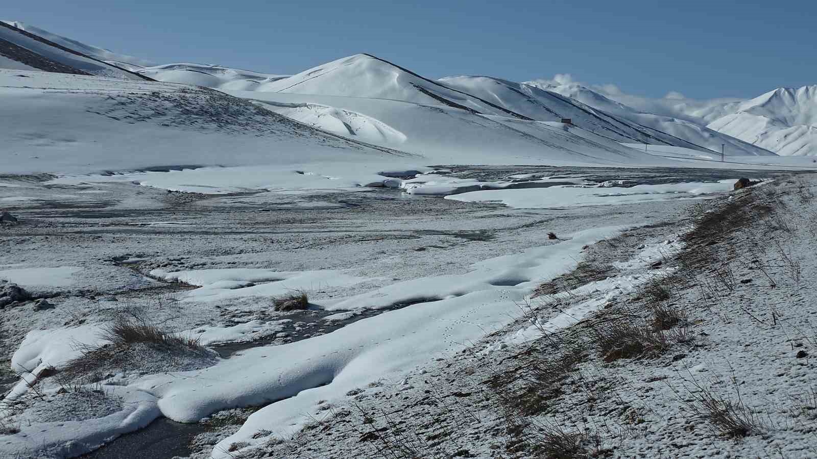Van’da dondurucu soğuklar: Kar yağışı sonrası dereler buz tuttu

