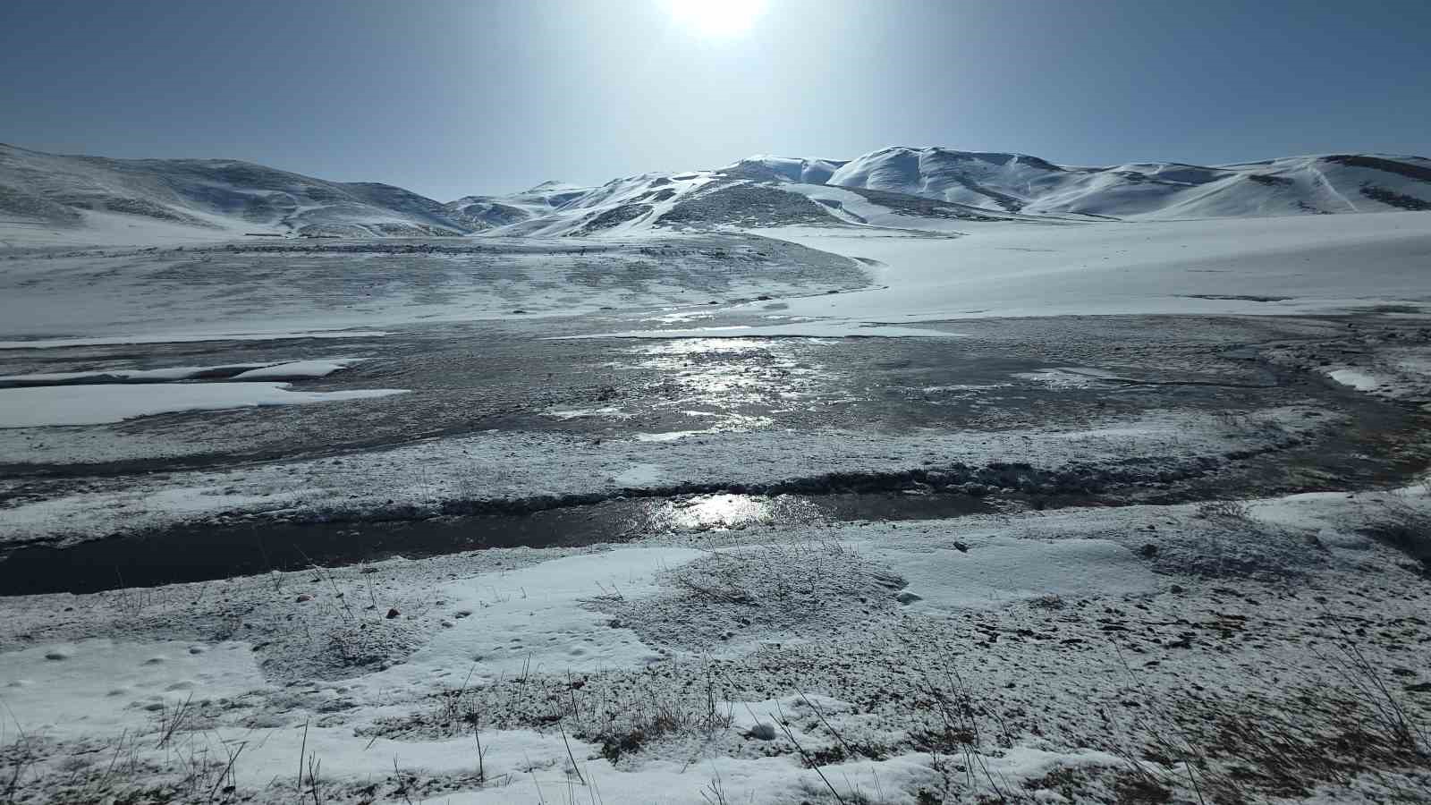 Van’da dondurucu soğuklar: Kar yağışı sonrası dereler buz tuttu
