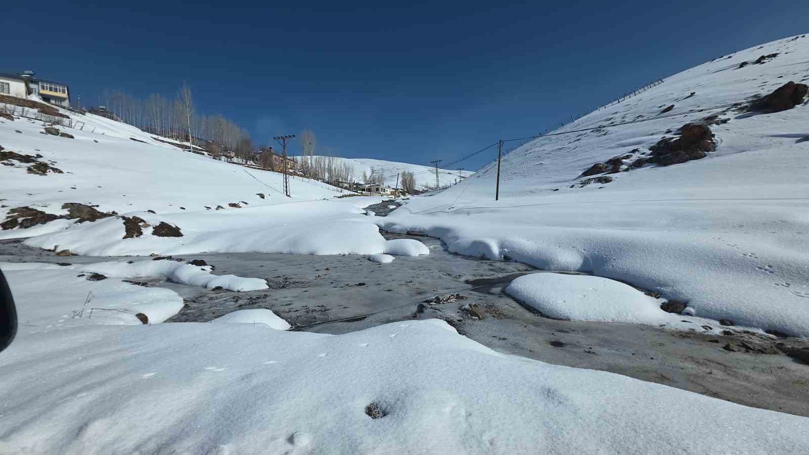 Van’da dondurucu soğuklar: Kar yağışı sonrası dereler buz tuttu
