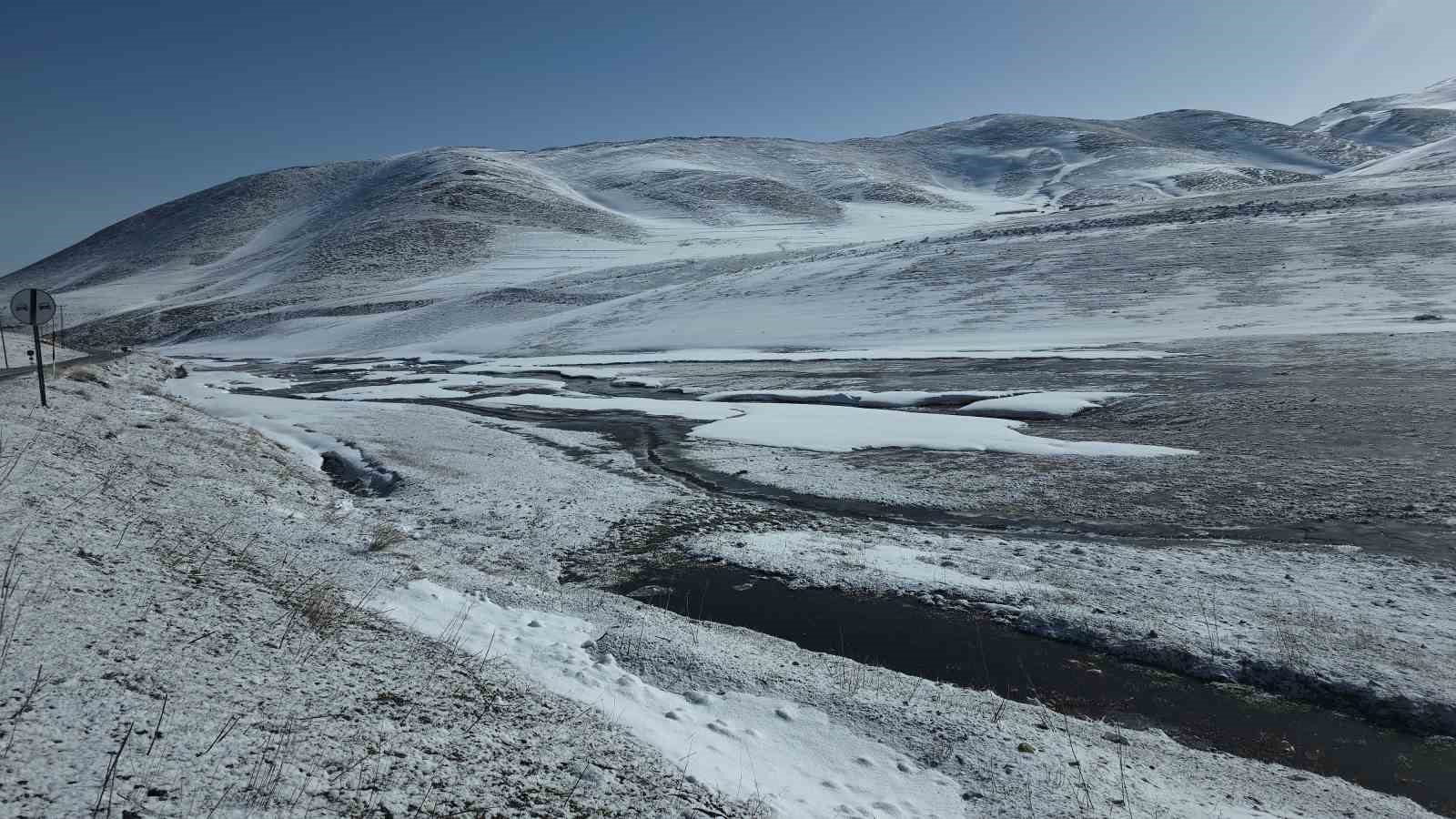 Van’da dondurucu soğuklar: Kar yağışı sonrası dereler buz tuttu
